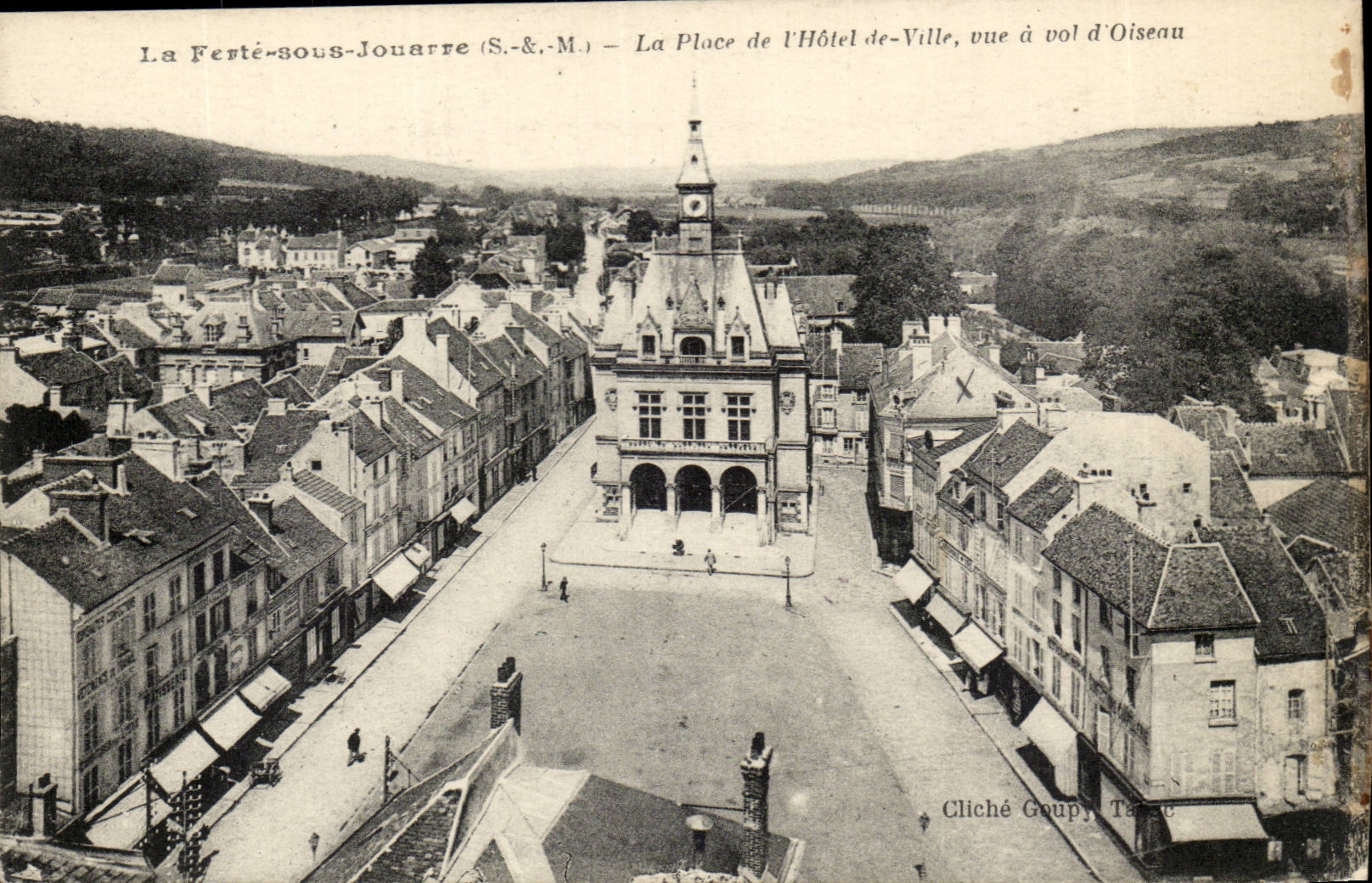 La Ferte sous Jouarre CPA La place de l'hotel de ville vue a vol d'oiseau
