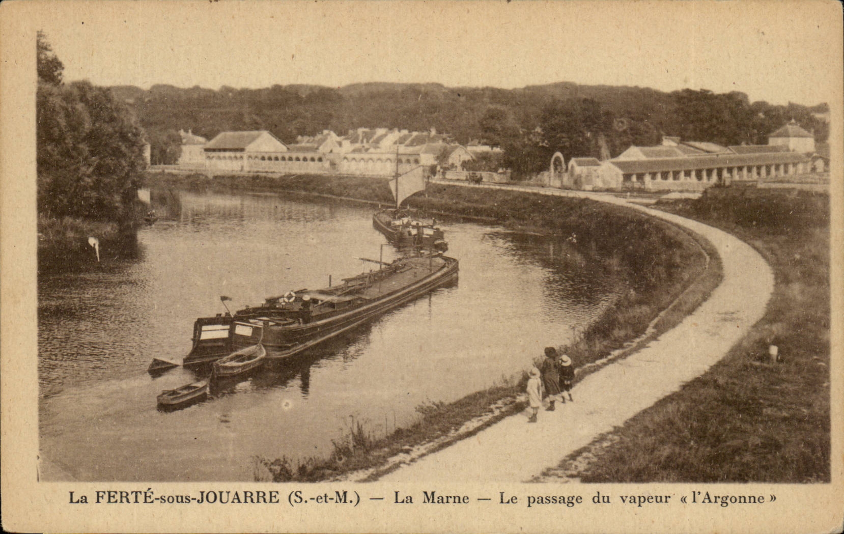 La FERTÉ-sous-JOUARRE (S.-et-M.) — La Marne — Le passage du vapeur « l'Argonne »