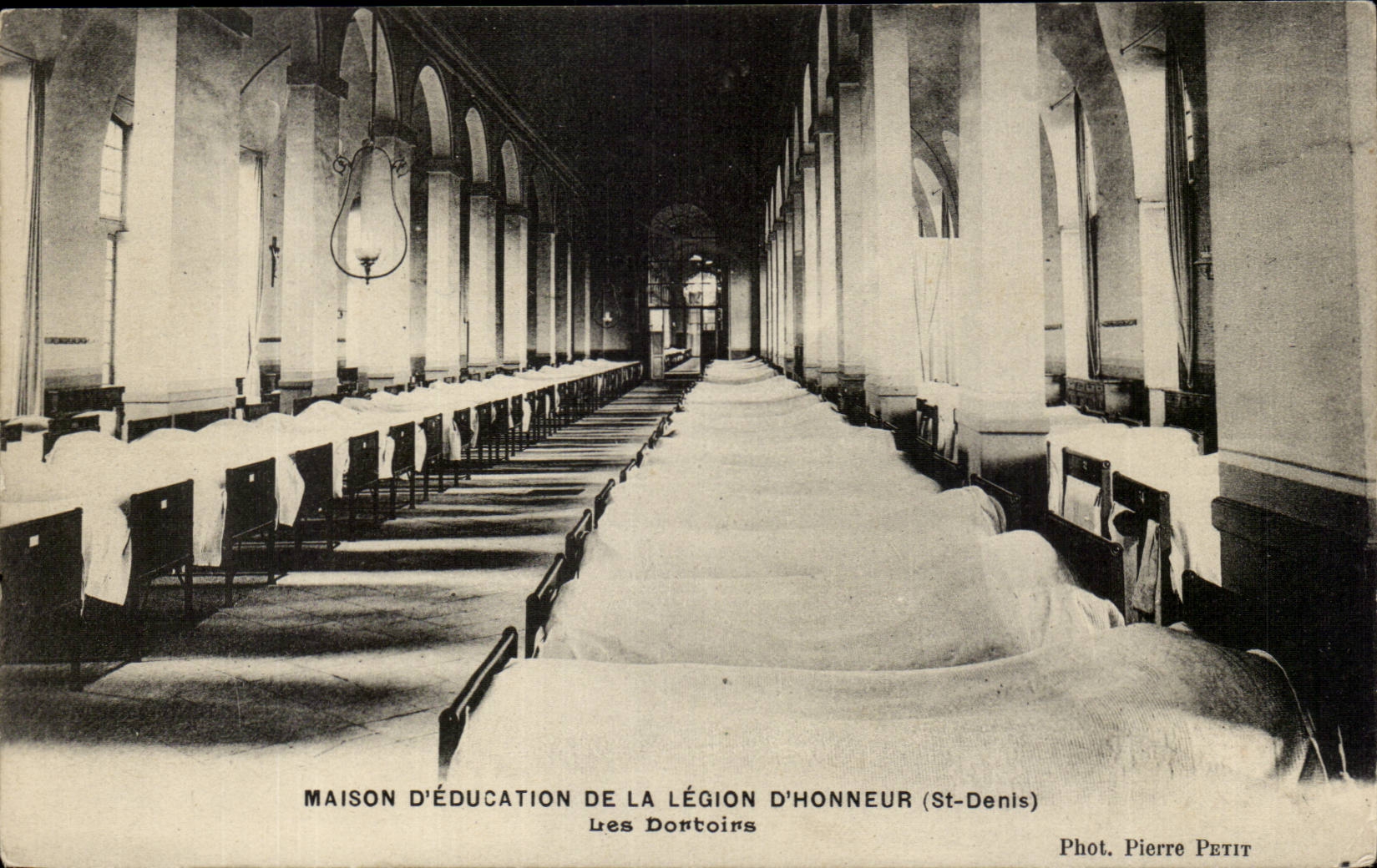 Maison d'Éducation de la Légion d'Honneur (St-Denis) — Les Dortoirs — Phot. Pierre Petit