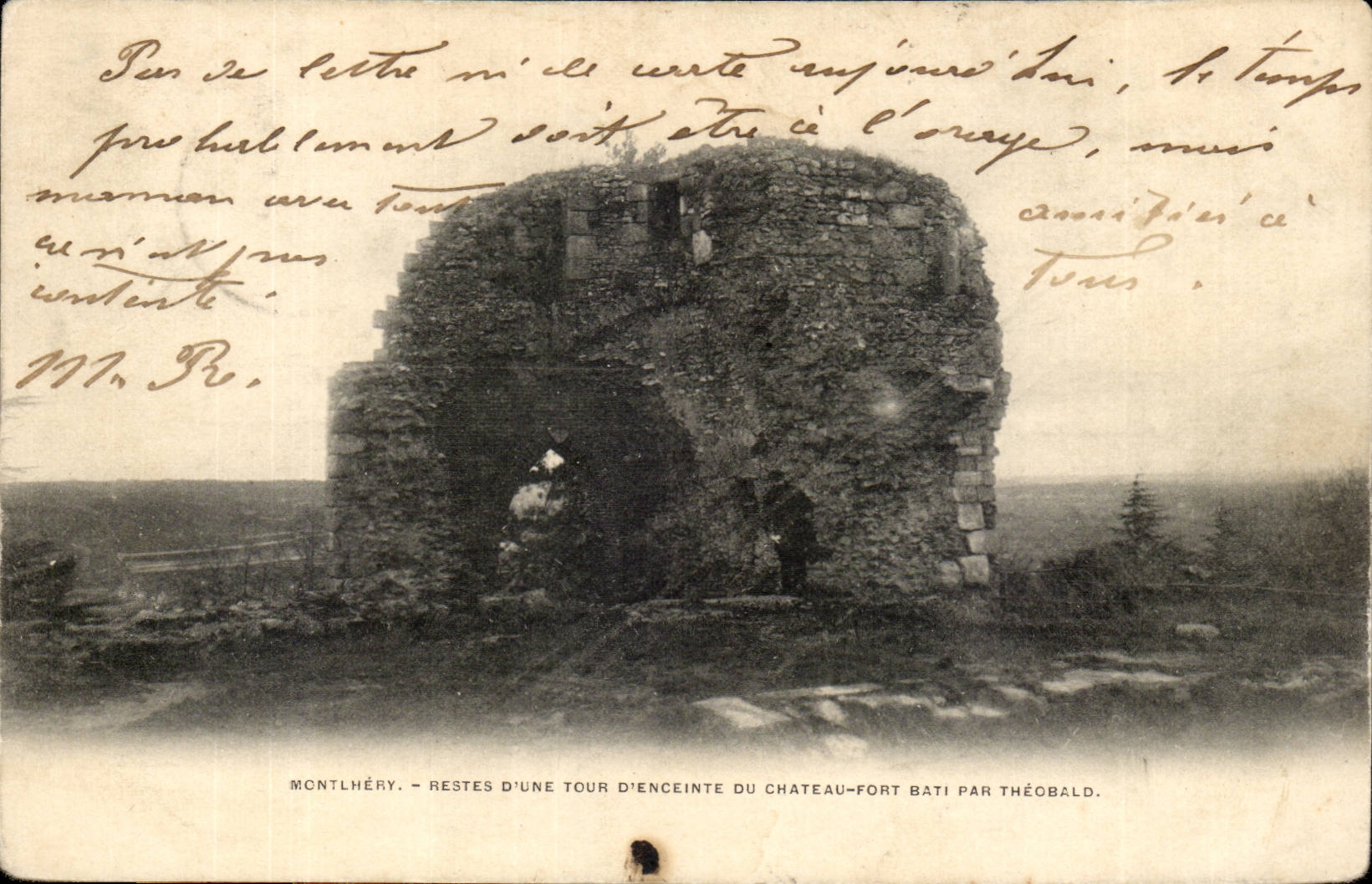 Montlhéry — Restes d'une tour d'enceinte du château-fort bati par Théobald