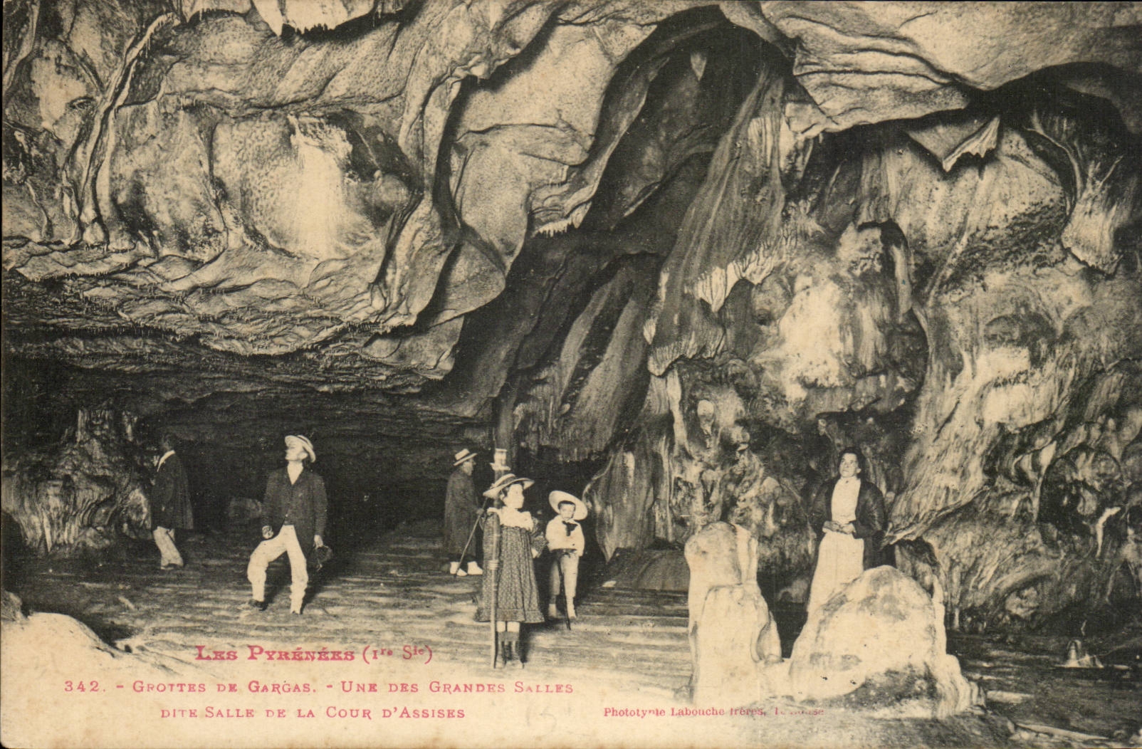Grottes de Gargas — Une des Grandes Salles — Phototypie Labouche, 1er série