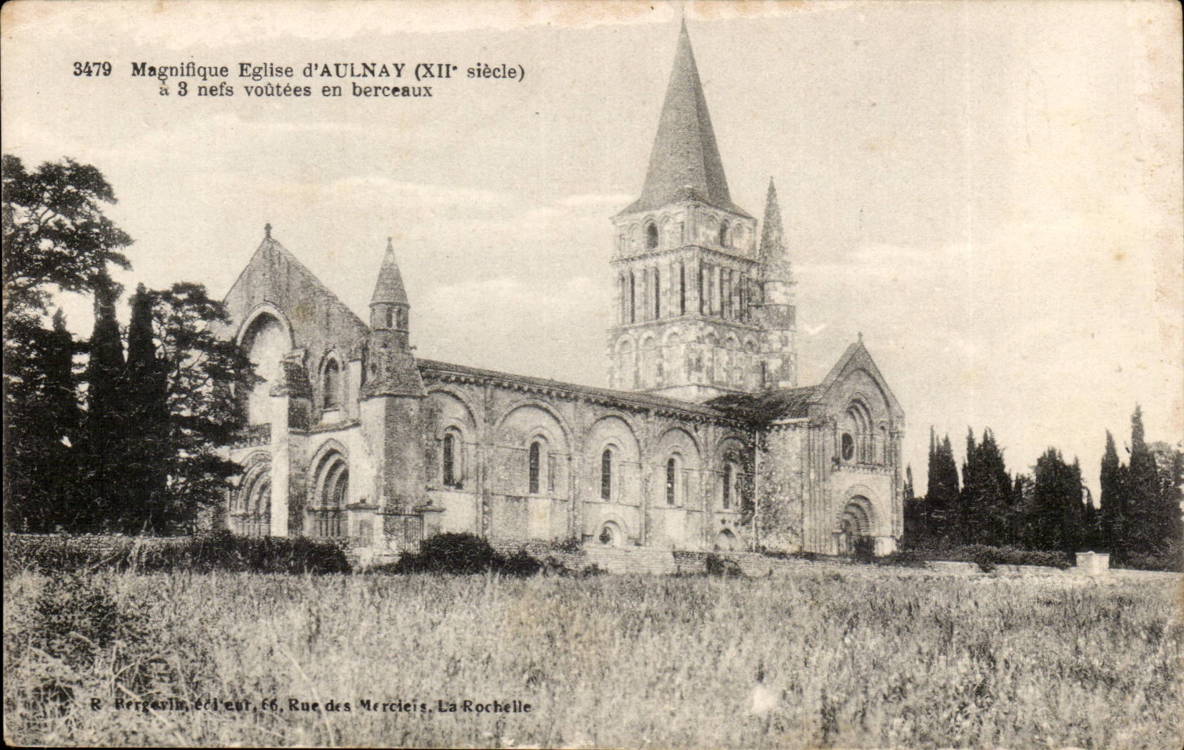 CPA MAgnifique eglise d'Aulnay a 3 nefs voutees en berceaux