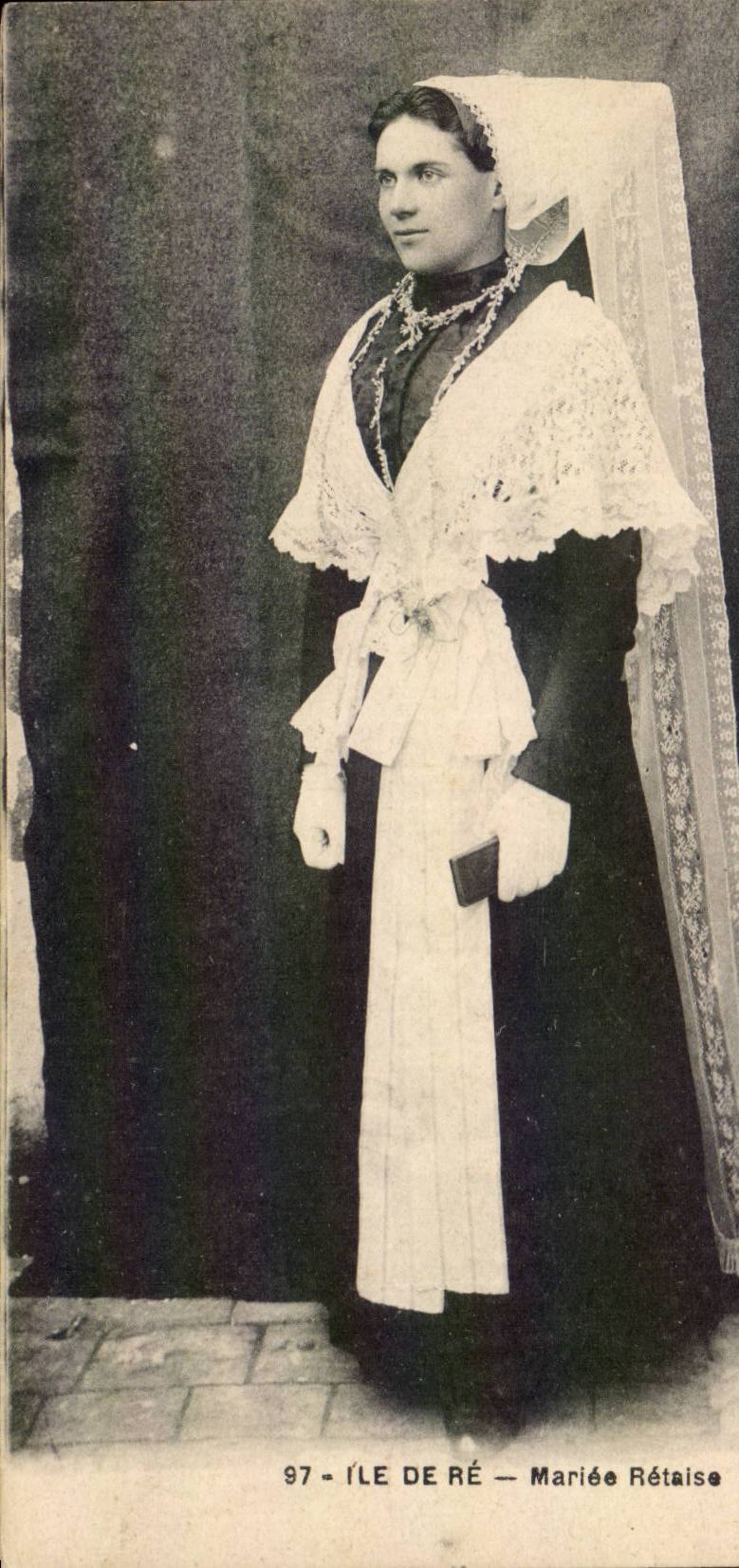 Frau in einem Kleid der Ré-Tradition — Île de Ré — n°97