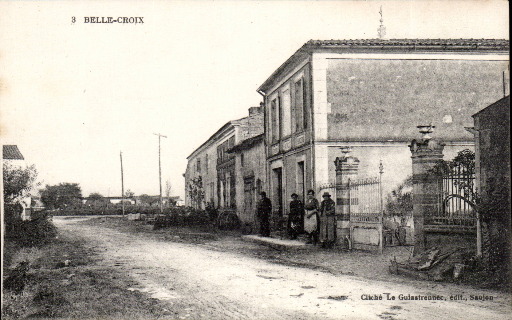 Belle-Croix — Straße mit Gebäuden und Gruppen von Personen — Cliché Le Gulastronnec, Verlag Saujon