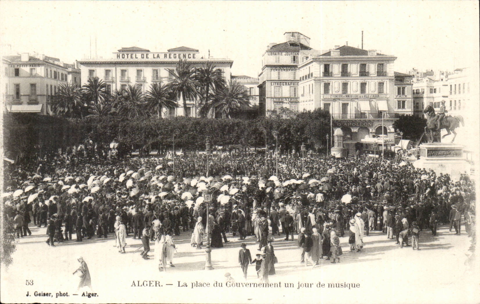 ALGER — La place du Gouvernement un jour de musique — J. Geiser, phot. — Alger