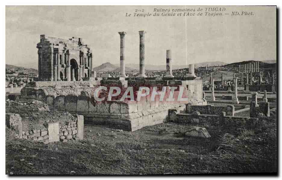 Algerie CPA Ruines romaines de Timgad Le temple du genie et l'arc de Trajan