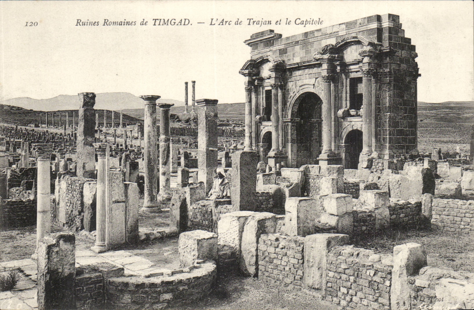 Algerie Ruines romaines de Timgad CPA L'arc de Trajan et la capitole
