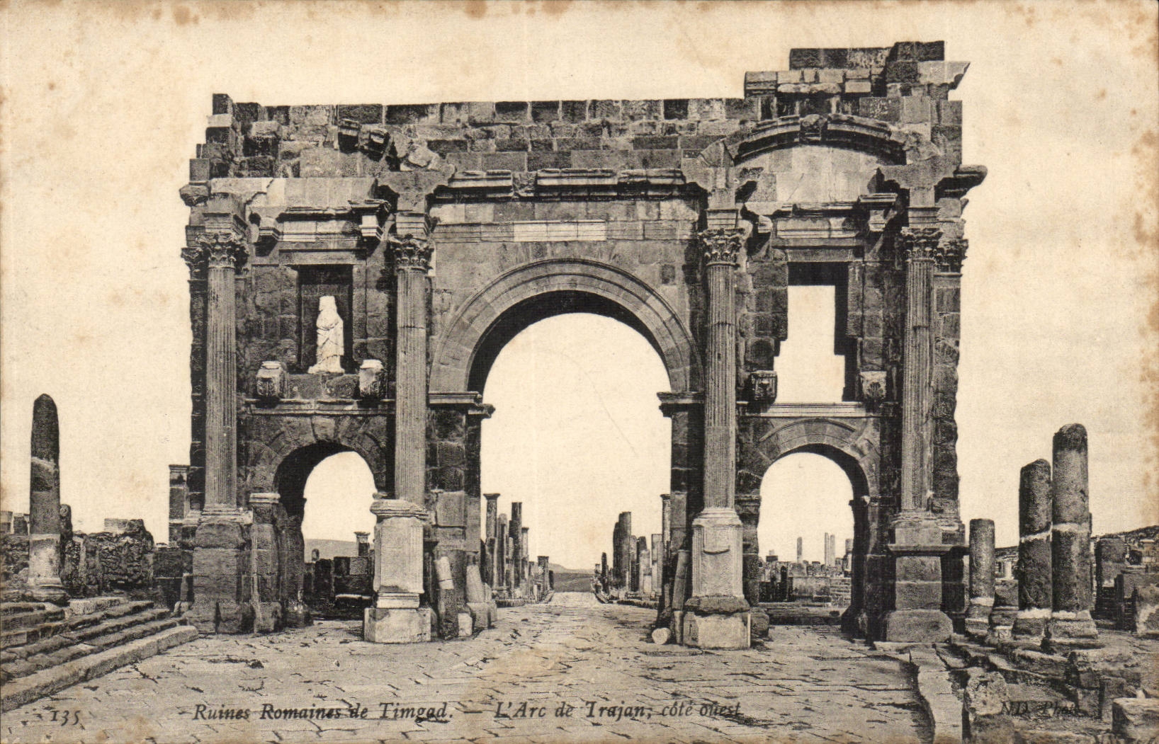Algerie Ruines romaines de Timgad CPA L'arc de Trajan cote ouest