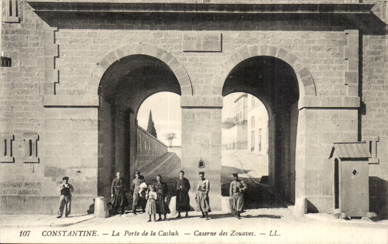 Constantine — La Porte de la Casbah — Caserne des Zouaves — LL. — N° 107