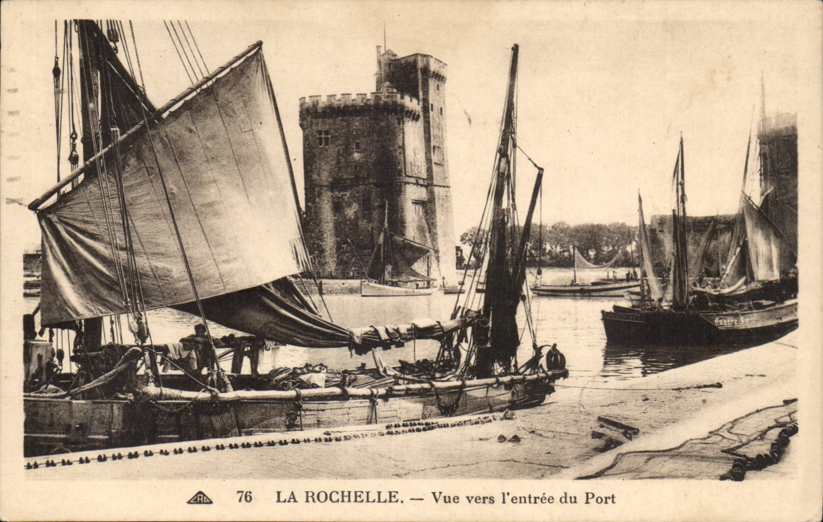 La Rochelle — Vue vers l'entrée du Port — Éditeur : C.° Alscadème des Arts