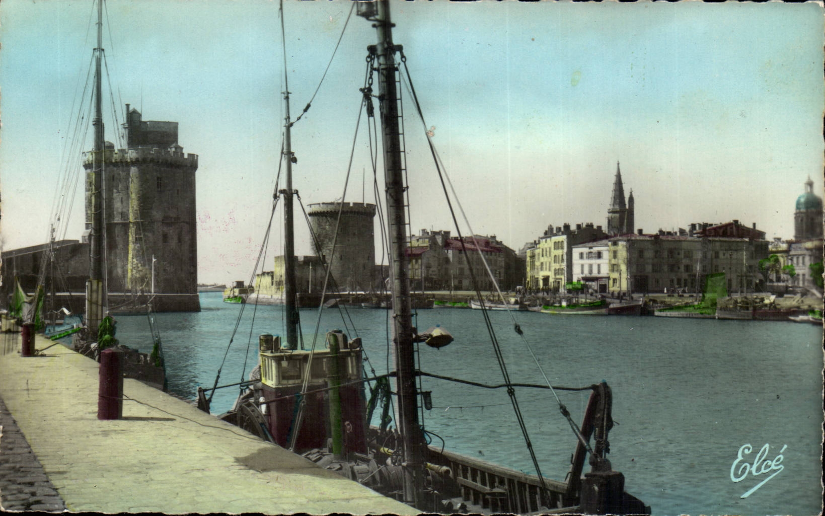La Rochelle CPA Sortie du port La Tour St Nicolas La tour de la chaine et la tour de la Lanterne