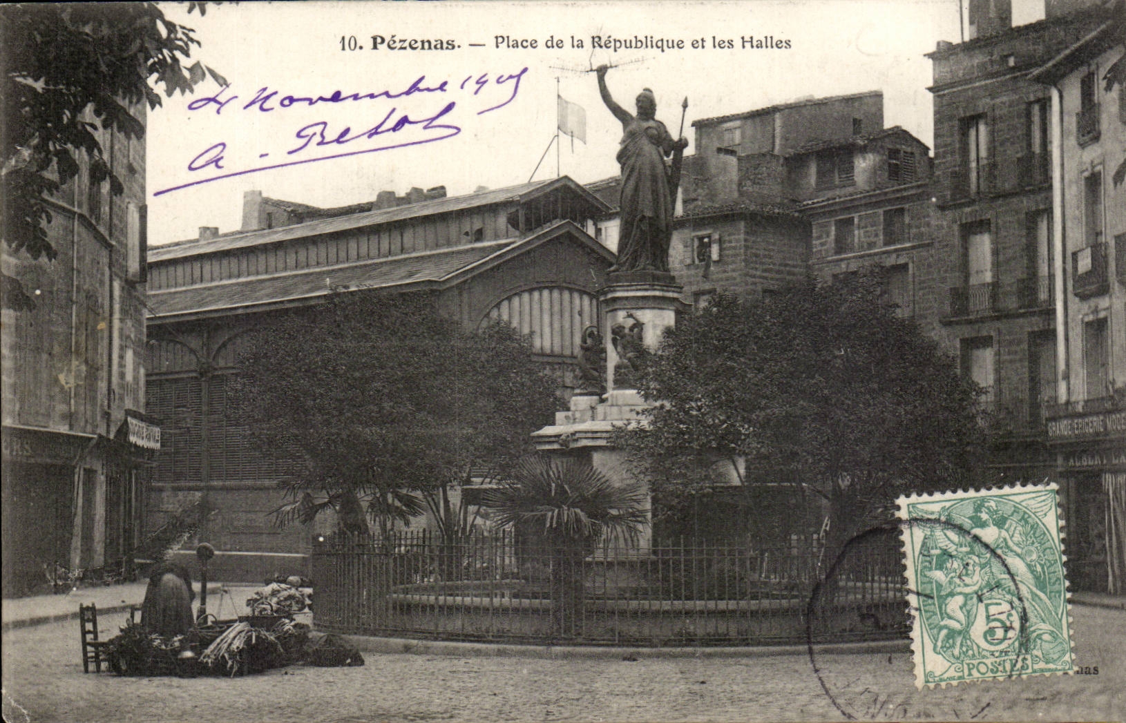 Pezenas - Place de la Republique et les Halles - CPA 