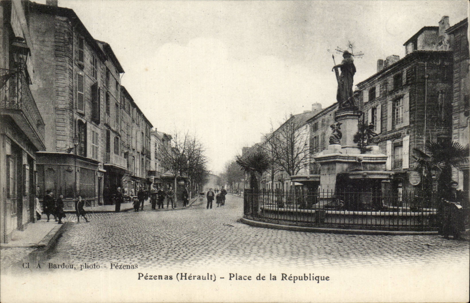 Pezenas - Place de la Republique - CPA 