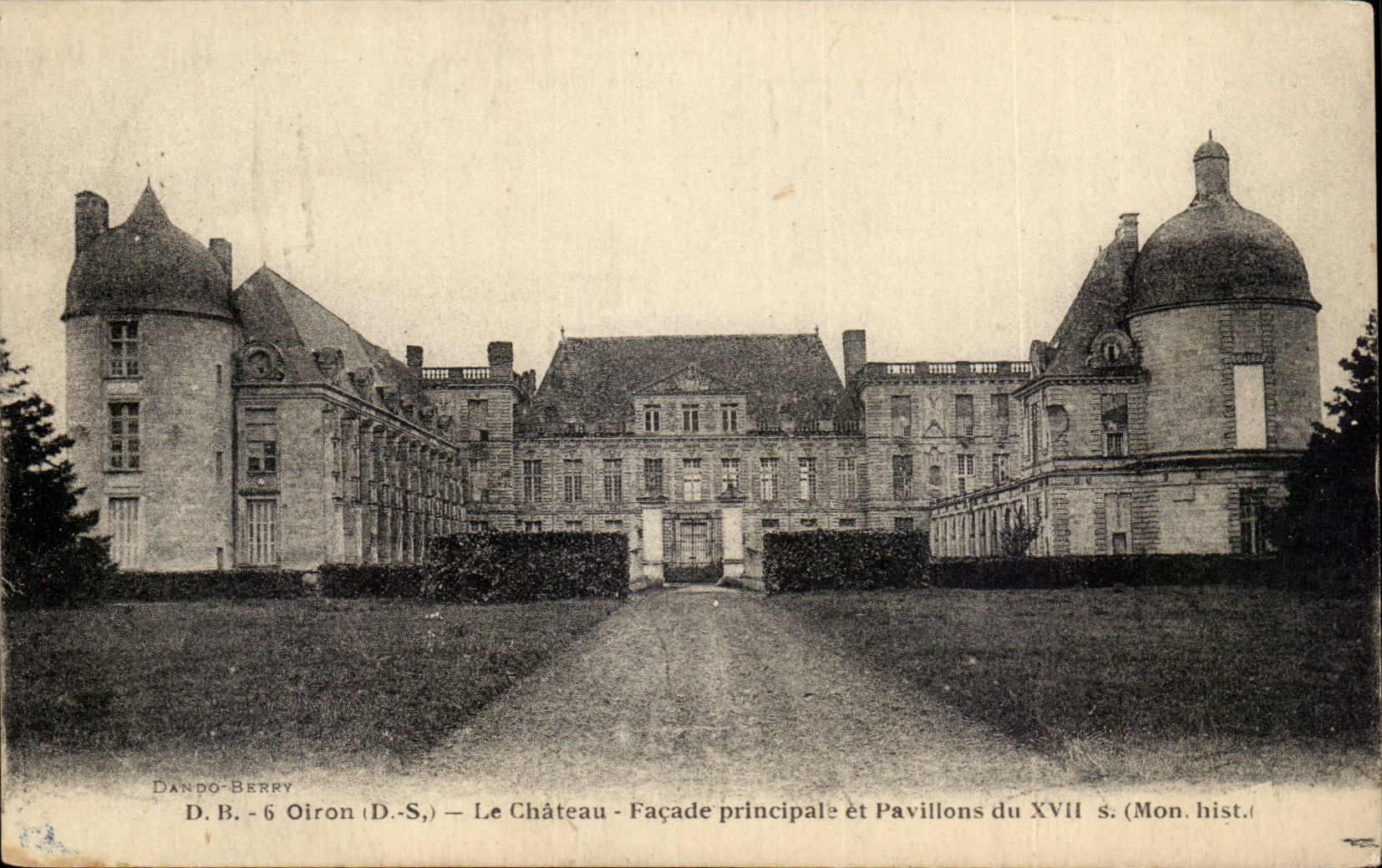 Oiron (D.-S.) — Le Château — Façade principale et Pavillons du XVIIe s. (Mon. hist.) — Dando-Berry
