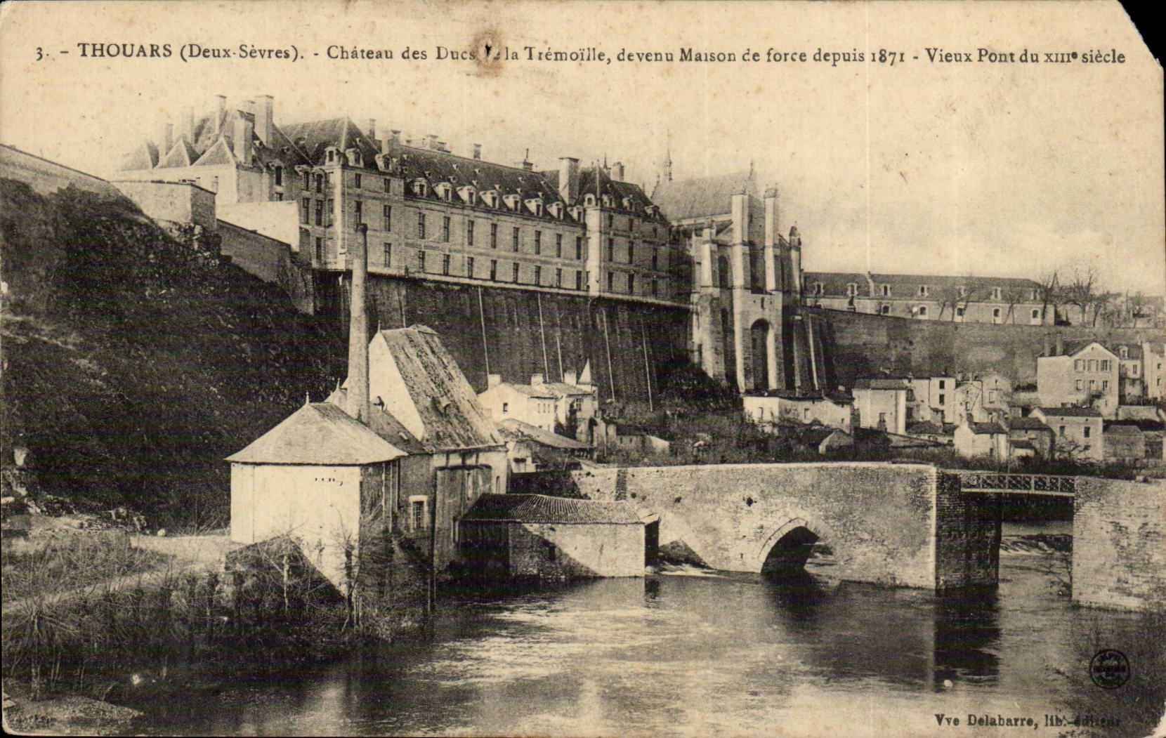 Thouars (Deux-Sèvres) — Château des Ducs de la Trémoille, devenu Maison de force depuis 1871 — Vieux Pont du XIIIe siècle — Vve Delabarré, lith. - éditeur