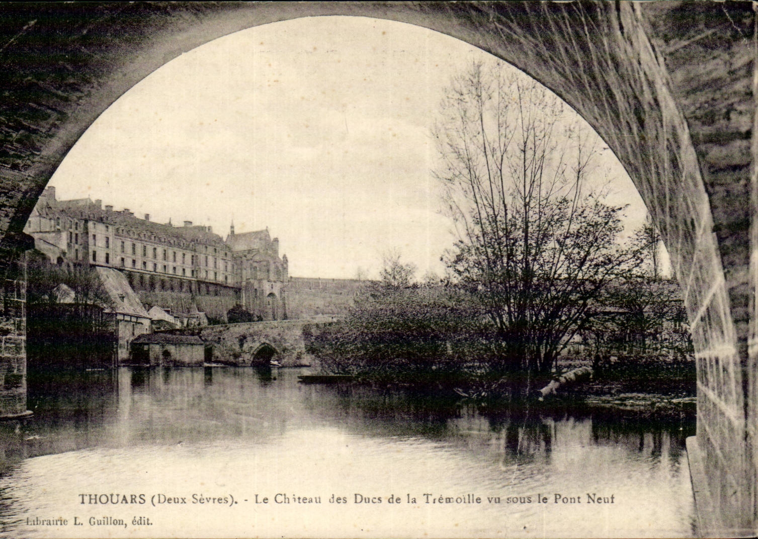Thouars CPA Le Chateau des ducs de la Tremoille vu sous le pont neuf