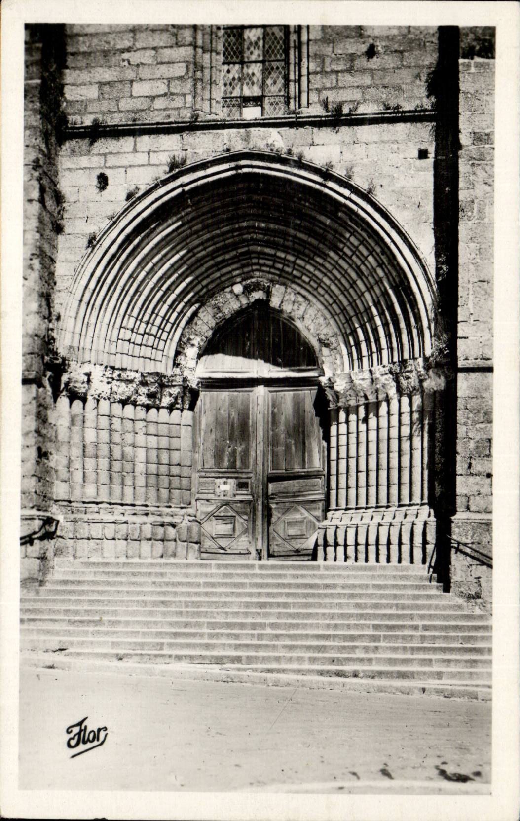 Bressuire CPA DEtail du portail de l'eglise