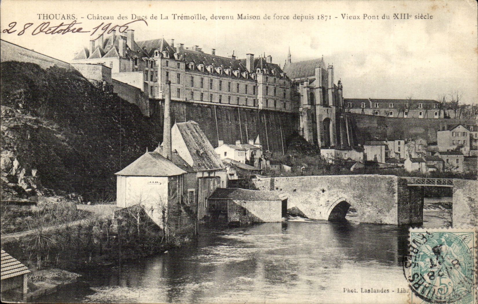 Thouars — Château des Ducs de La Trémoille, devenu Maison de force depuis 1871 — Vieux Pont du XIIIe siècle — Phot. Laslandes - Lib.