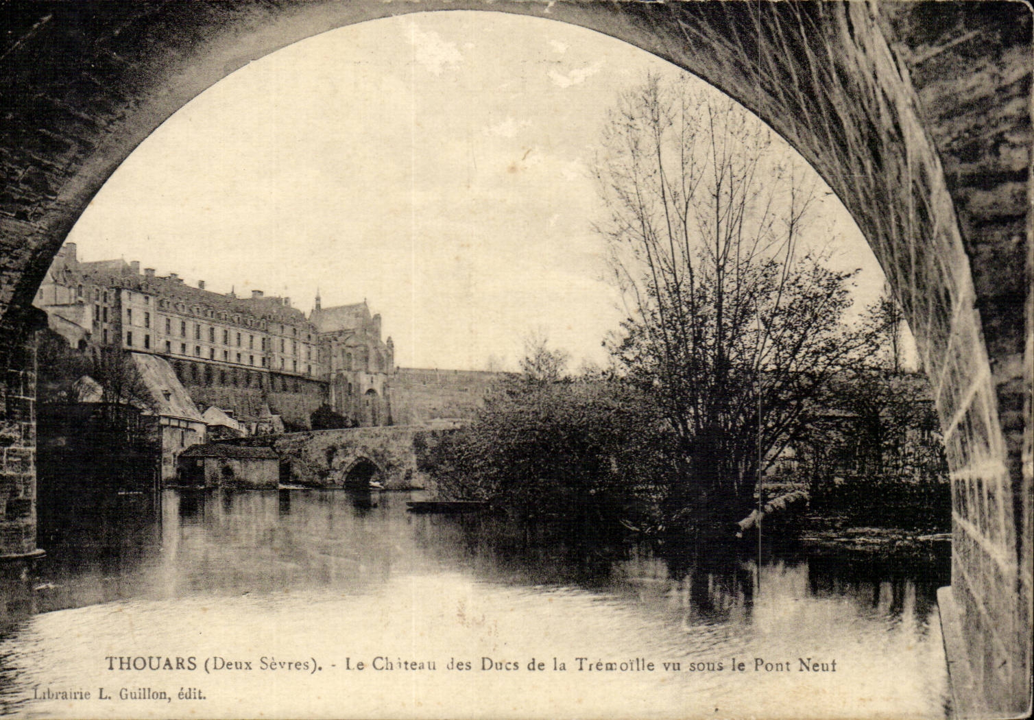 Thouars (Deux-Sèvres) — Le Château des Ducs de la Trémouille vu sous le Pont Neuf — Librairie L. Guillon, édit.