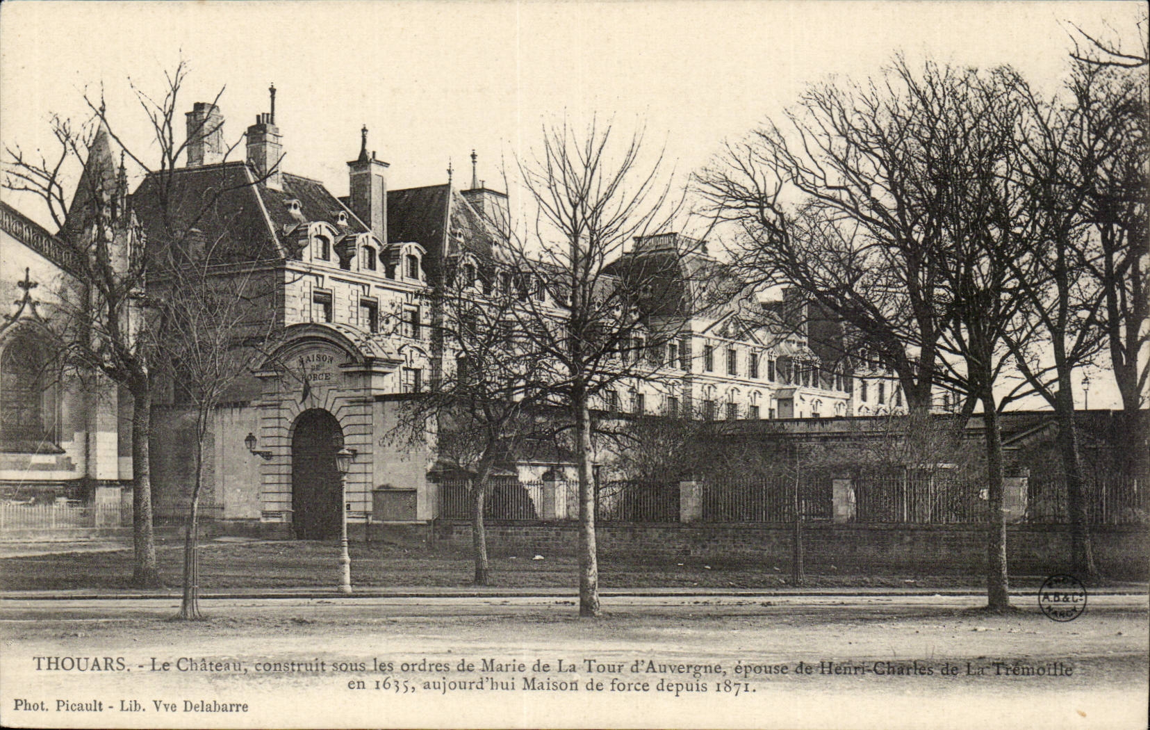 Thouars — Le Château, construit sous les ordres de Marie de La Tour d'Auvergne, épouse d'Henri-Charles de La Trémoïlle en 1635, aujourd'hui Maison de force depuis 1871 — Phot. Picault - Lib. Vve Delabarre