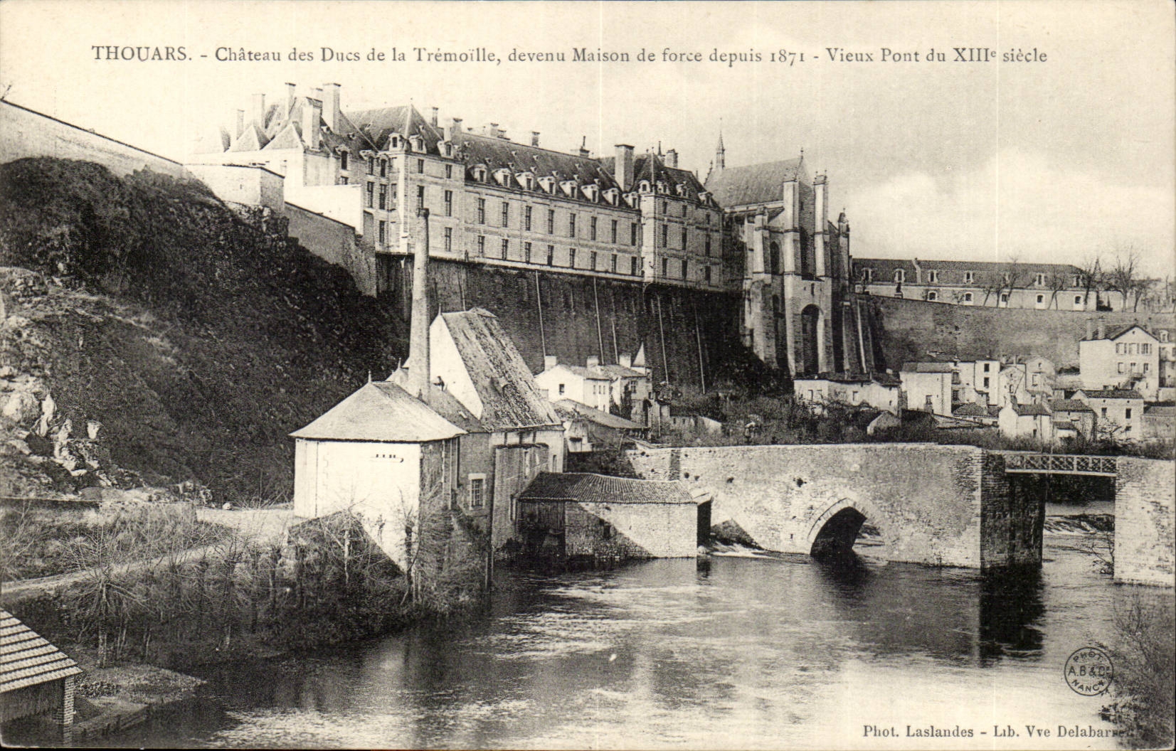 Thouars - Château des Ducs de la Trémoille, devenu Maison de force depuis 1871 - Vieux Pont du XIIIe siècle