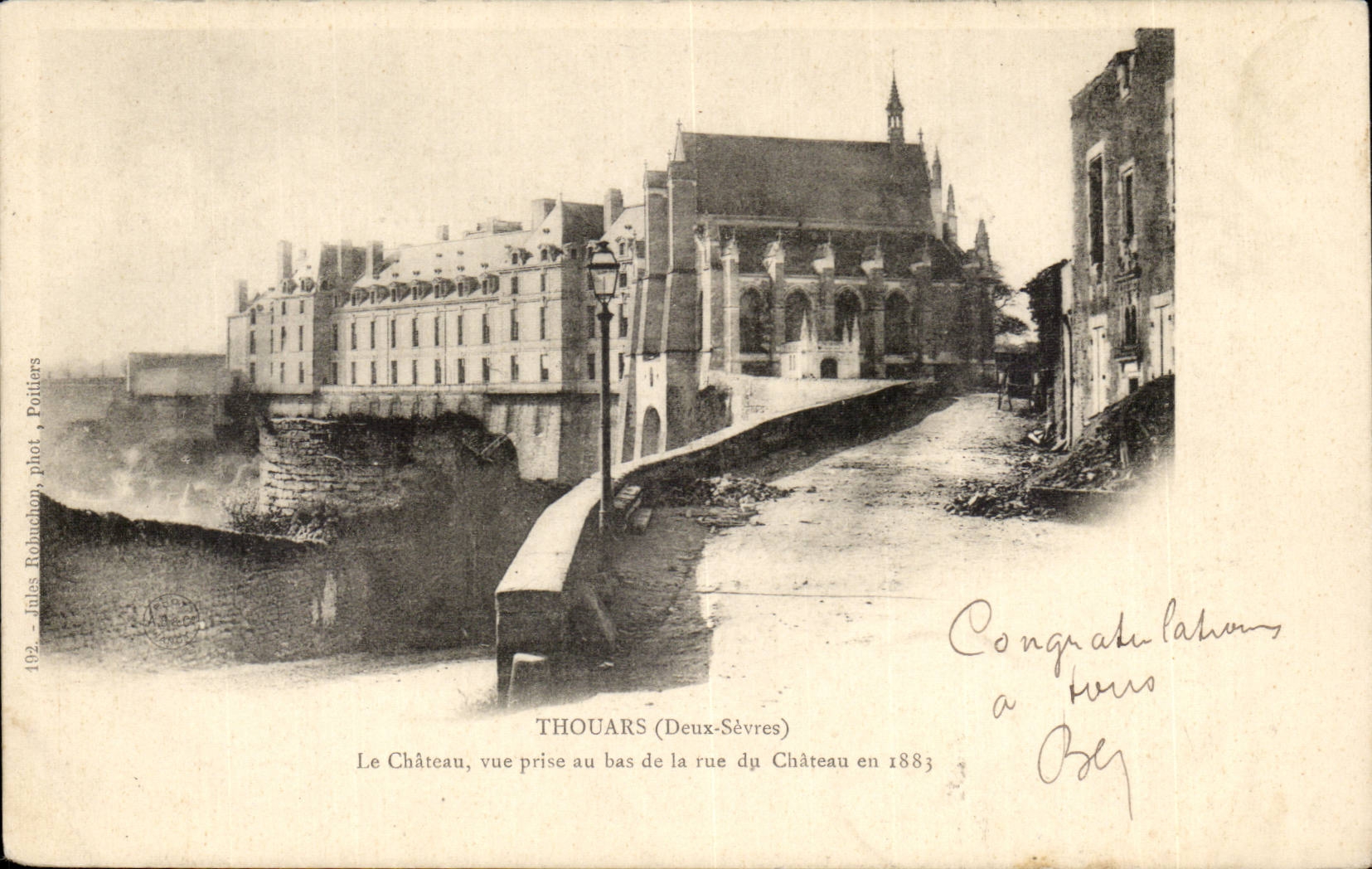 Thouars (Deux-Sèvres) — Le Château, vue prise au bas de la rue du Château en 1883 — Jules Robuchon, phot. Poitiers, n°102