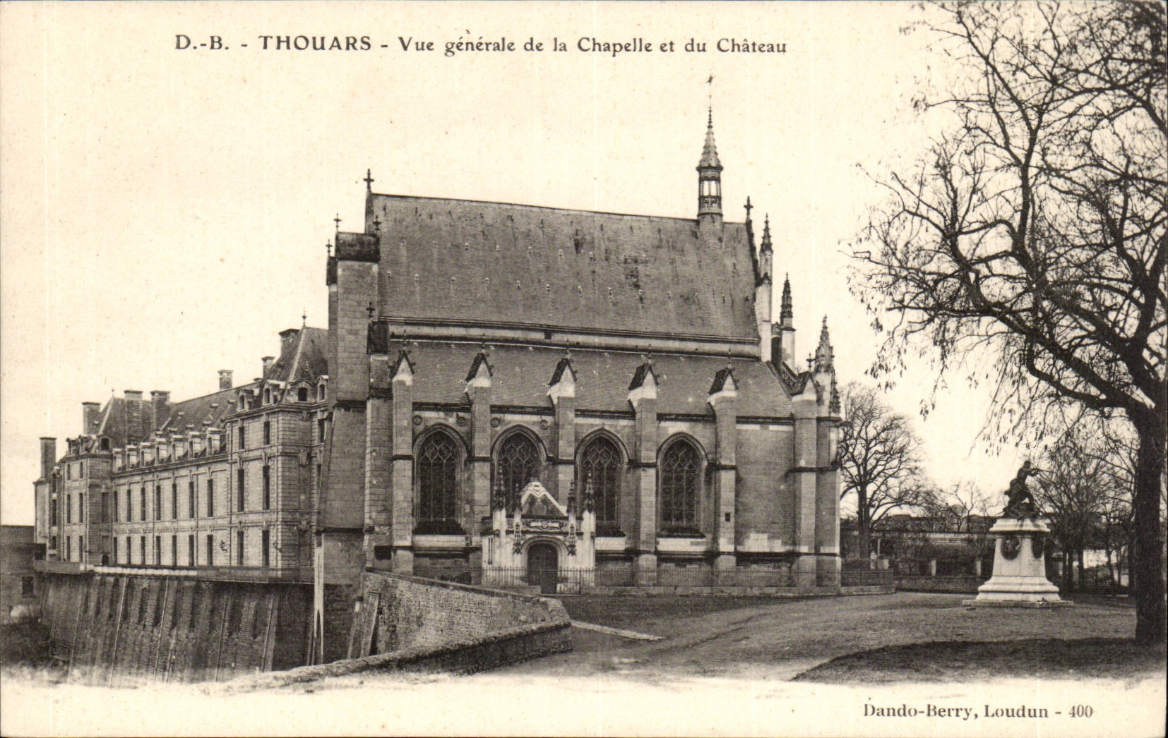 Thouars CPA Vue generale de la chapelle et du chateau