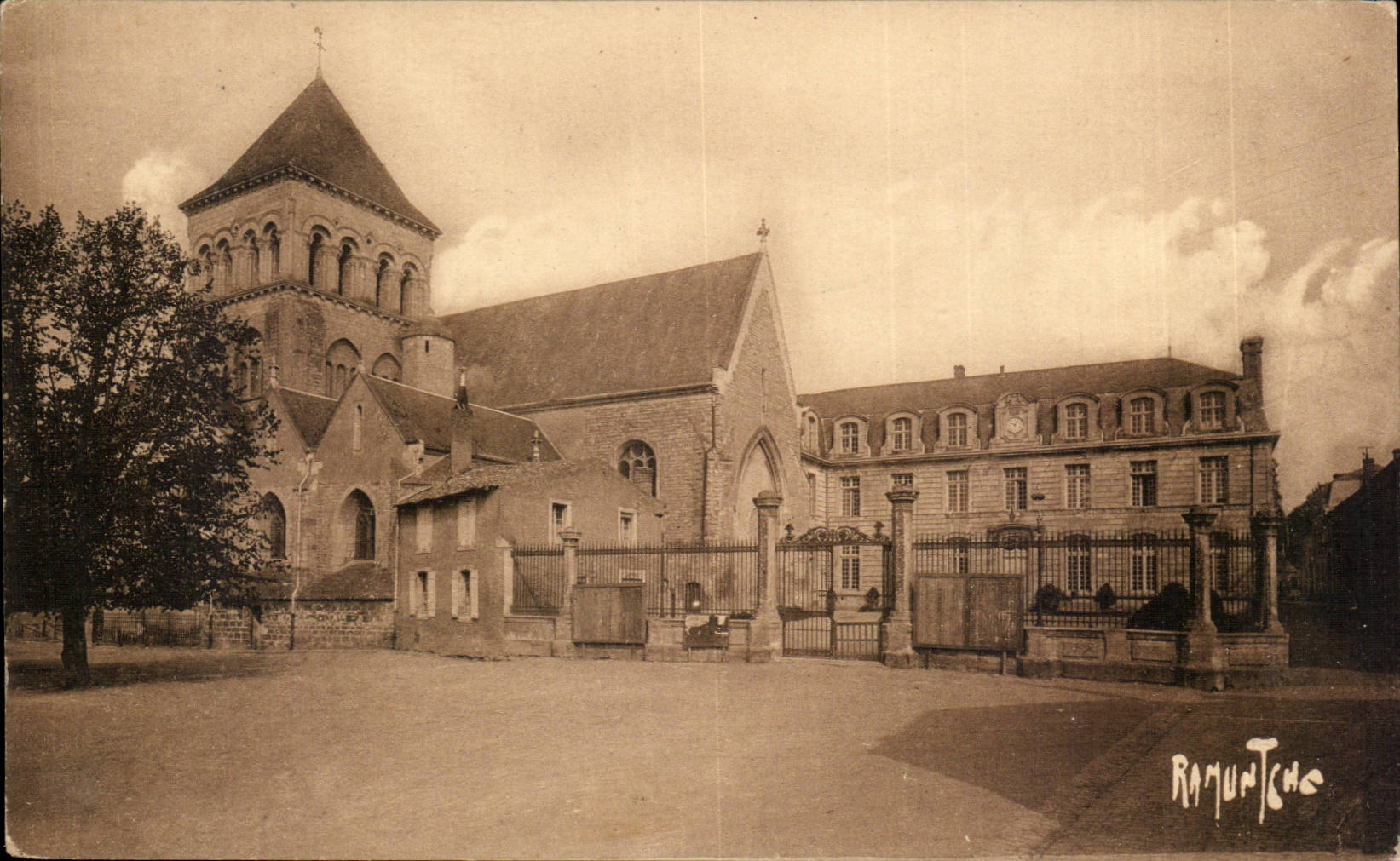 Thouars — L'Église Saint-Laon et l'Hôtel de Ville — Éditions Artistiques Raymond Bergevin
