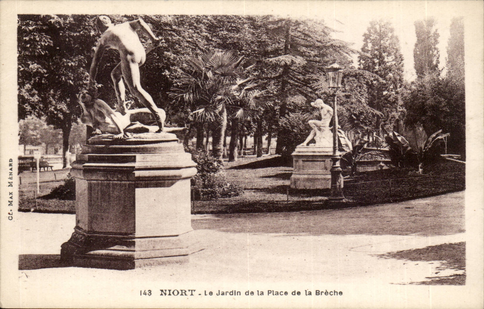 Niort CPA Le jardin de la place de la Breche