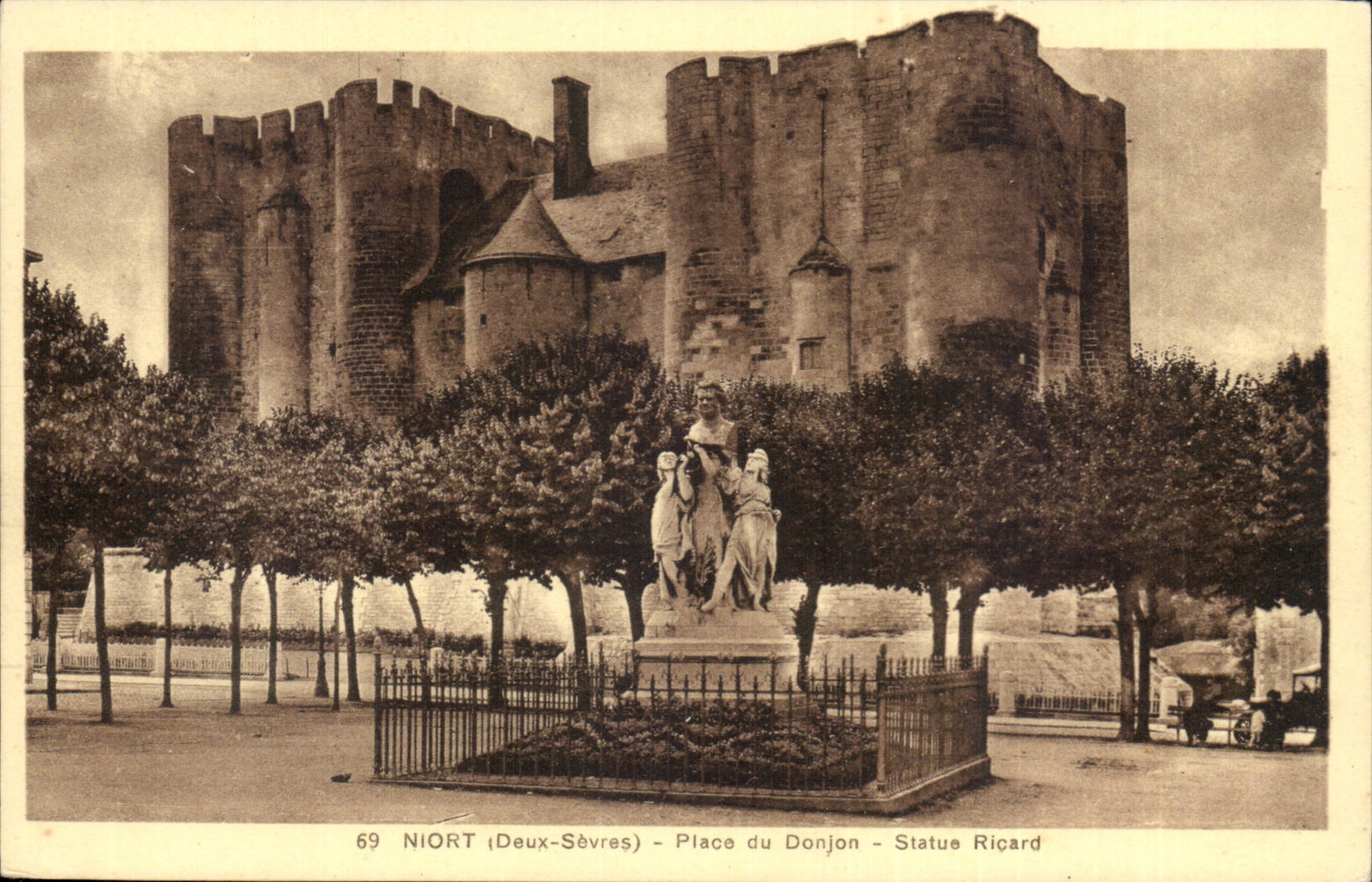 Niort CPA Place du donjon Statue Ricard