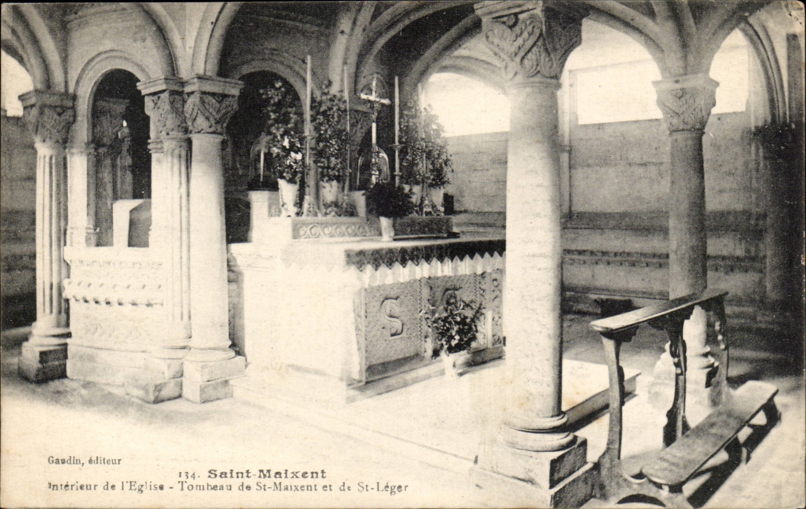Saint Maixent CPA Interieur de l'eglise Tombeau de St Maixent et de St leger