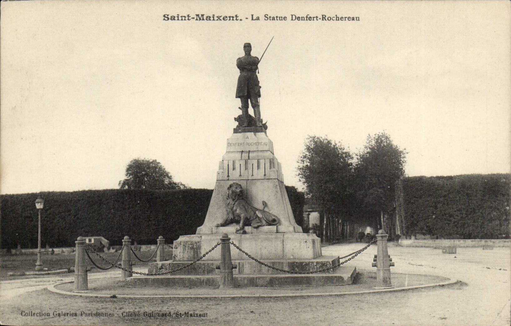 Saint Maixent CPA La statue Denfert Rochereau (lion)