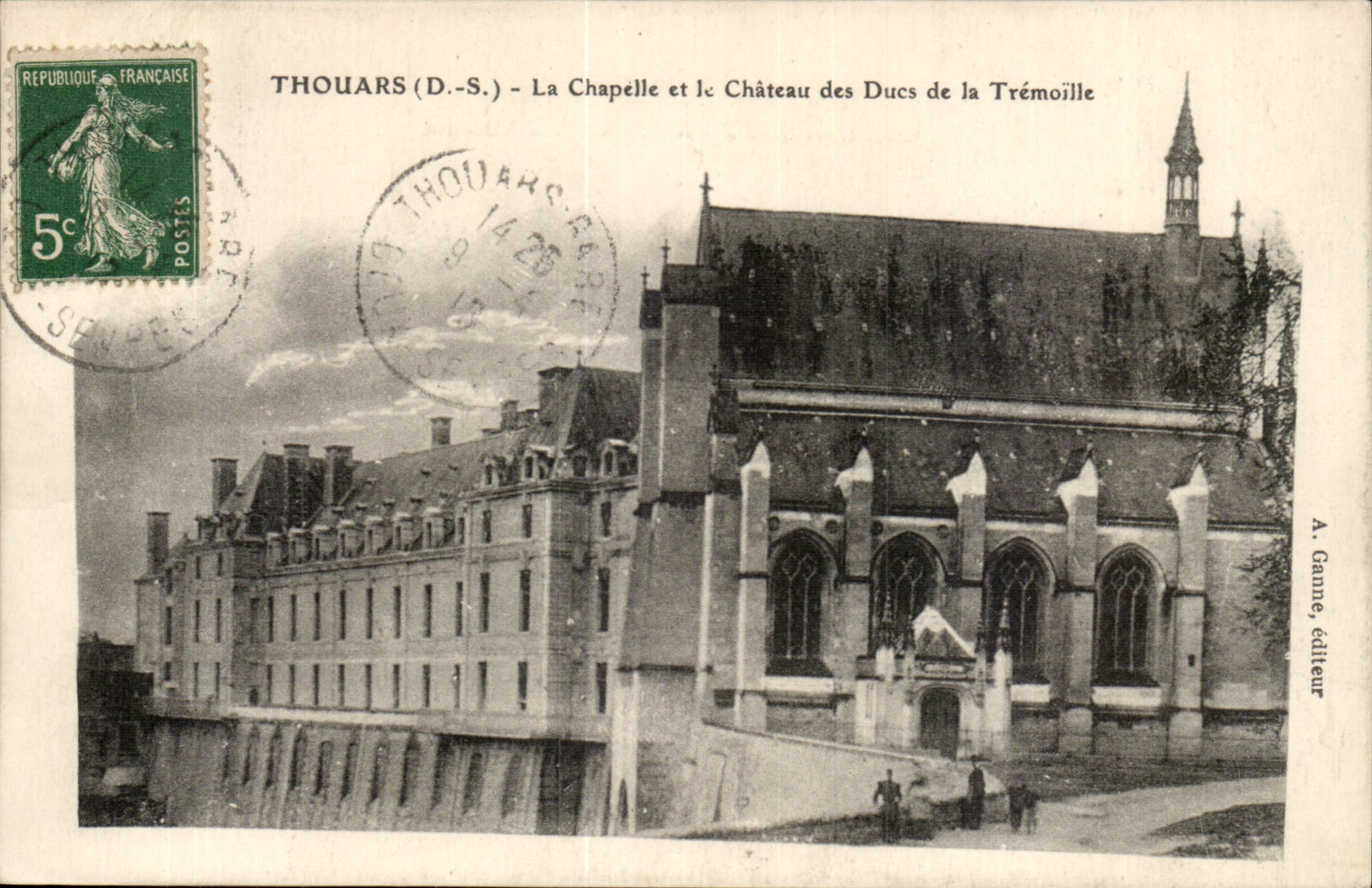 Thouars CPA La chapelle et le chateau des Ducs de la Tremoille