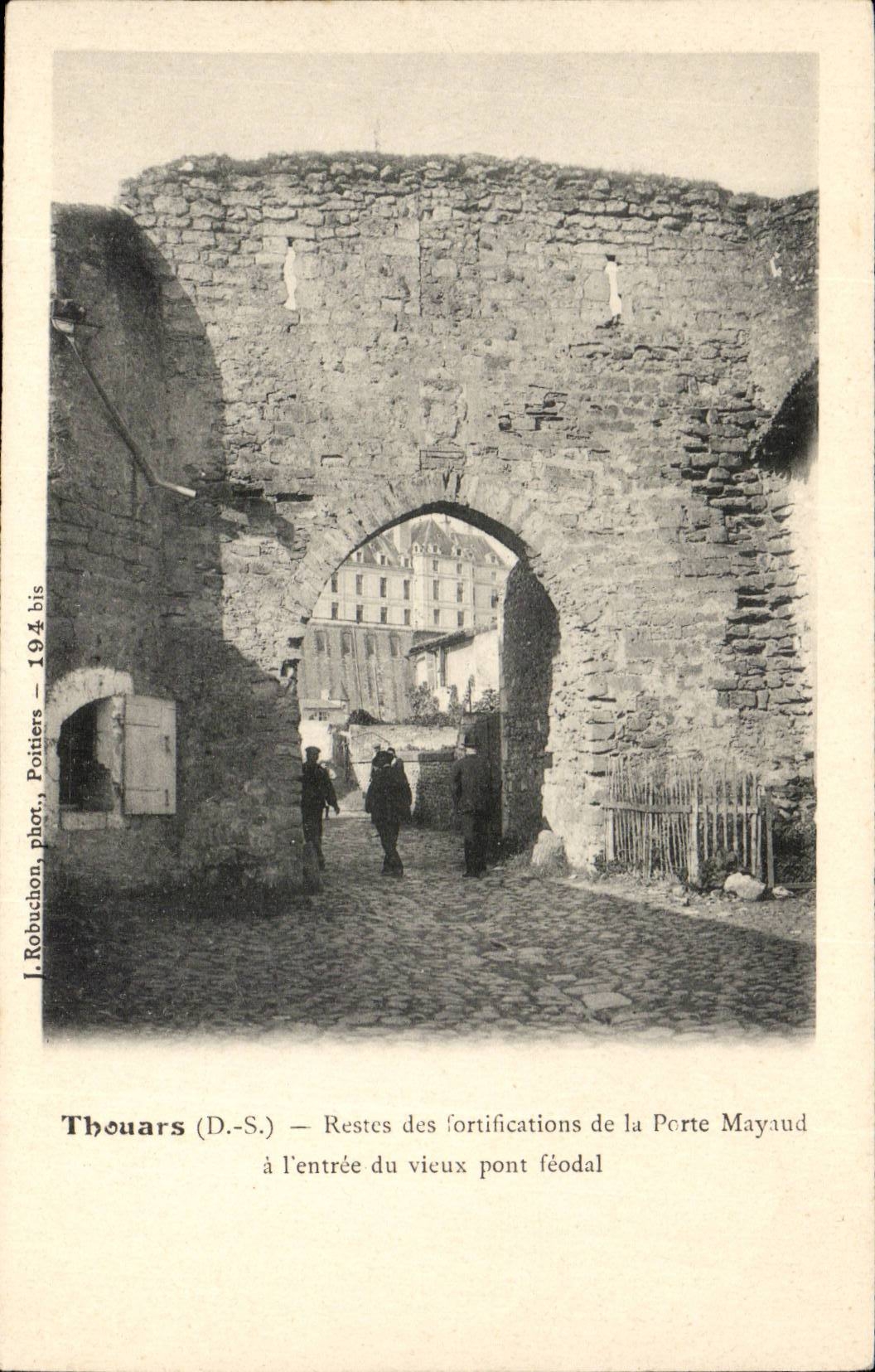 Thouars (D.-S.) — Reste der Befestigungen der Porte Mayaoud am Eingang des alten feudalen Brückens — J. Robuchon, phot. Poitiers, 194 bis