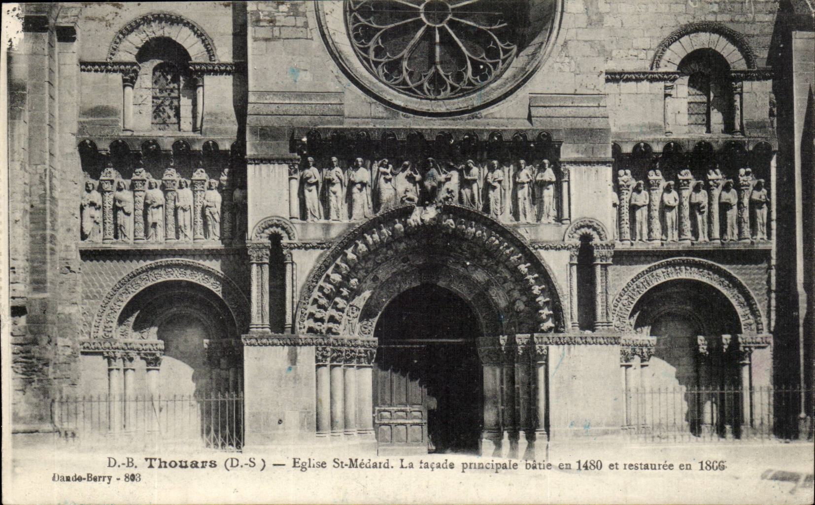 Thouars CPA Eglise St medard La facade principale 