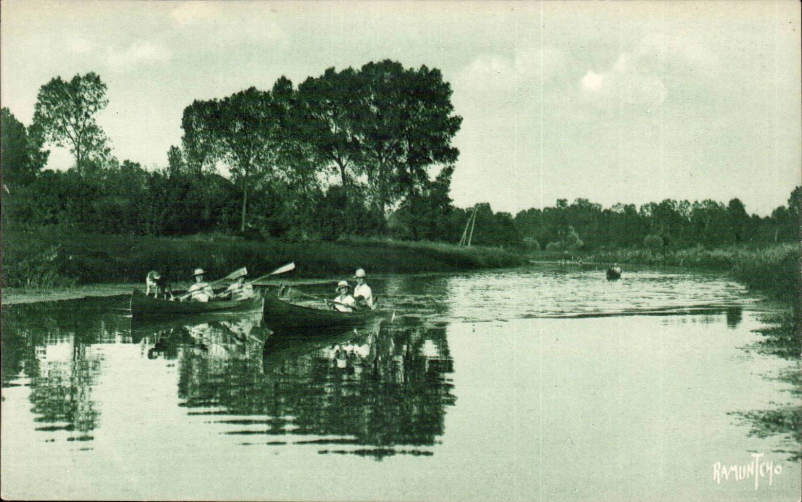 CPA La SEvre Niortaise entre DAmvix et Arcais (bateaux)