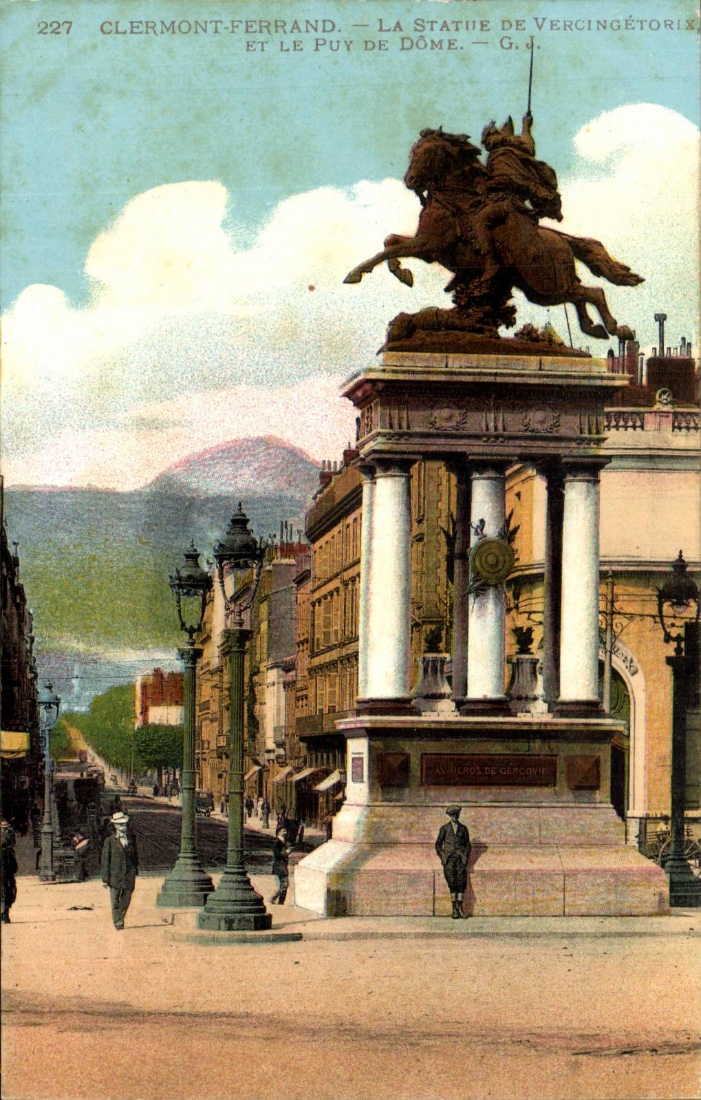 Clermont Ferrand CPA La statue de Vercingetorix et le puy de Dome (heros de Gergovie)