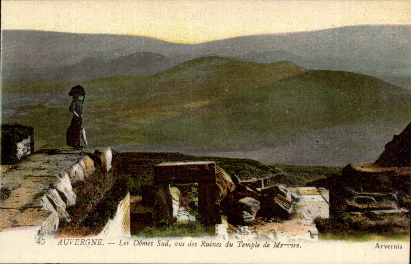 Auvergne — Les Dômes Sud, vus des Ruines du Temple de Mercure — Arvernia, n°45