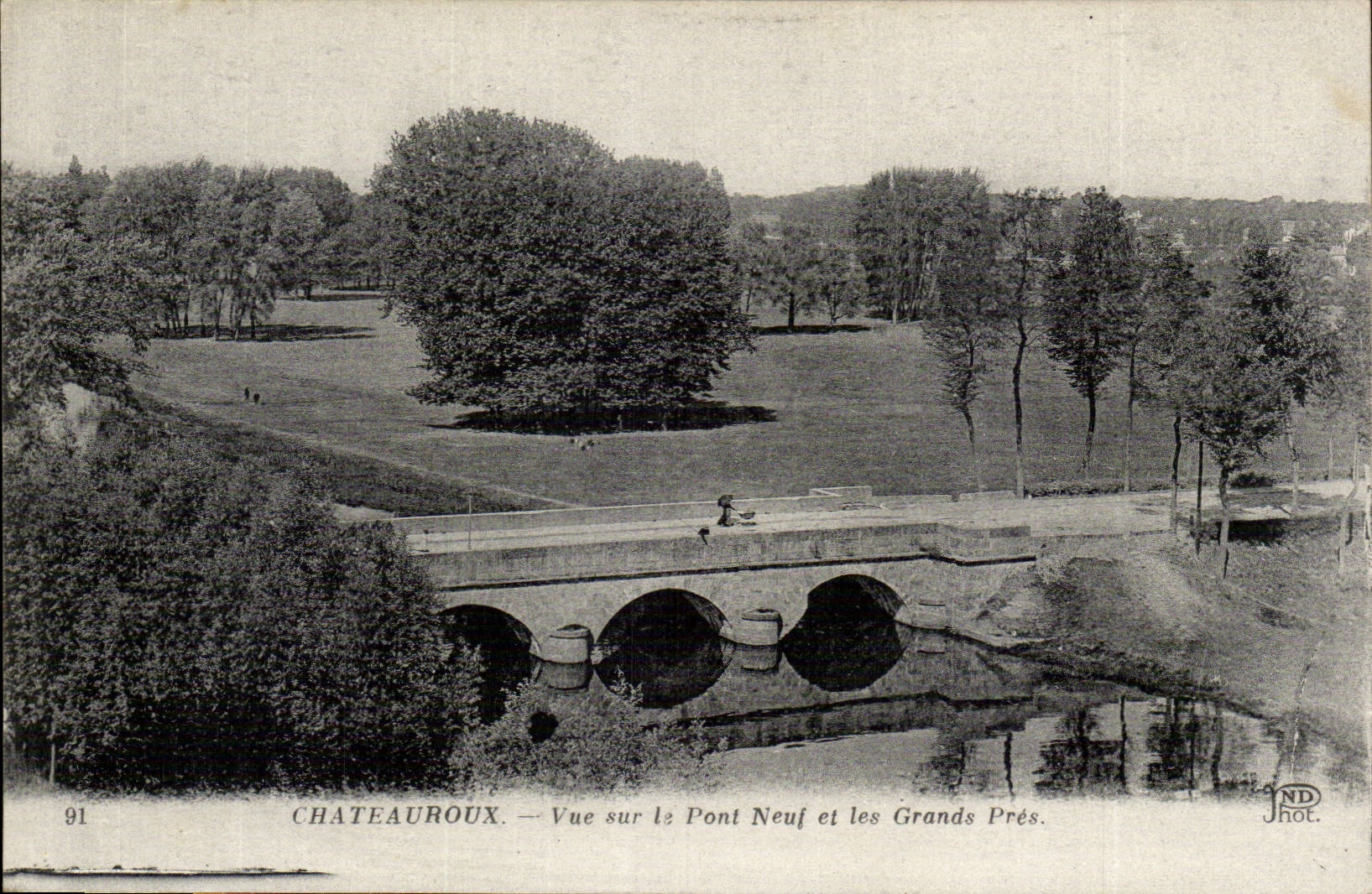 Chateauroux CPA Vue sur le pont neuf et les Grands pres