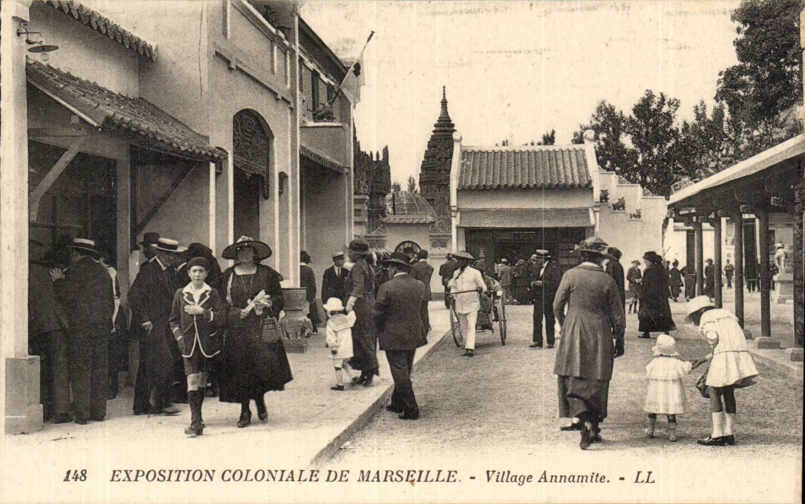 CPA Exposition coloniale de Marseille palais de l'indochone Le grand escalier