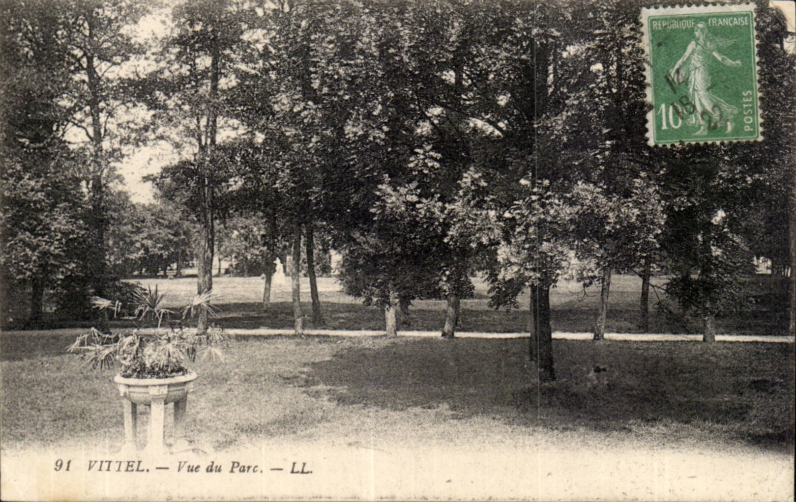 Vittel CPA Vue du parc
