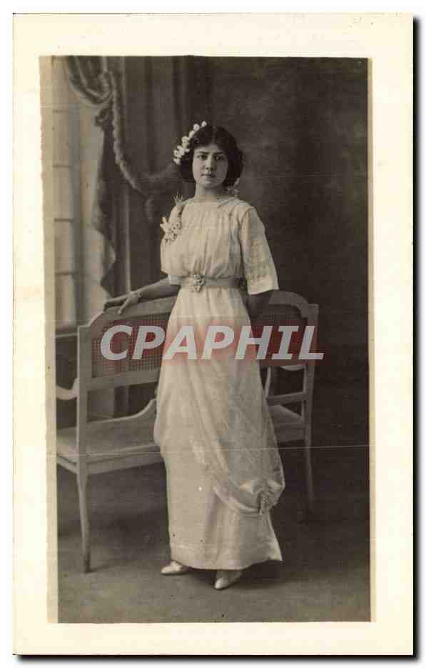 Junge Frau in langer Robe — Blumenkrone — Fotostudio