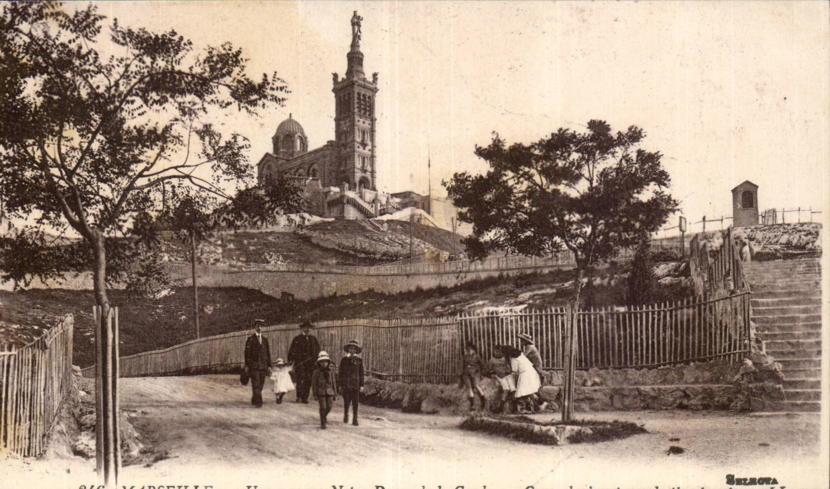 Marseille CPA Une vue sur Notre Dame de la Garde (enfants)