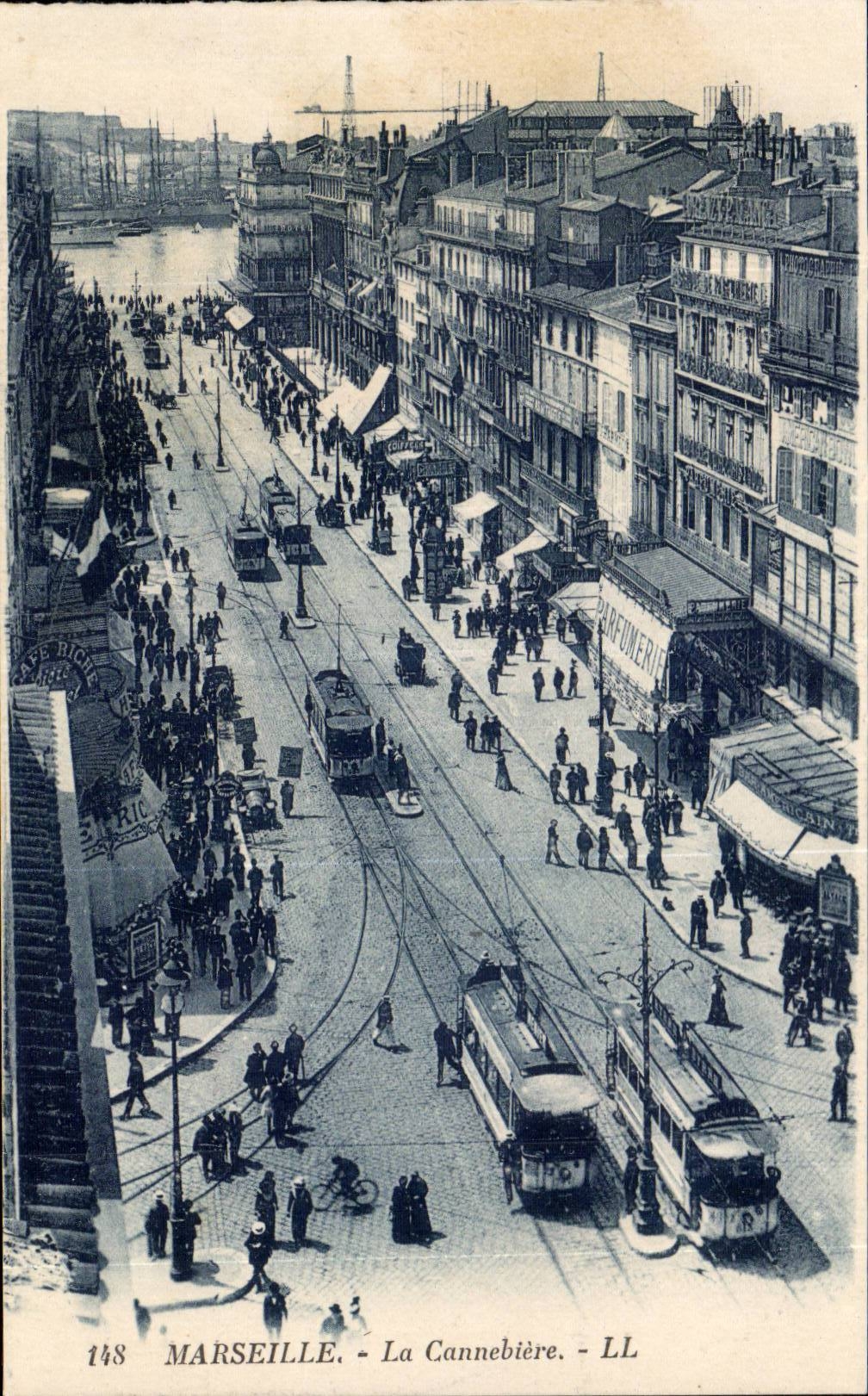 Marseille - La Cannebière — vue aérienne avec tramways et commerces — LL, n°148