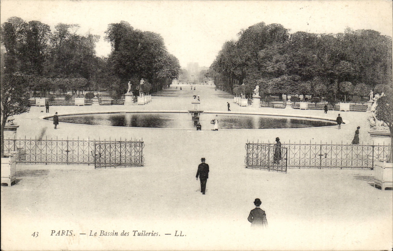 Paris CPA le bassin des Tuileries