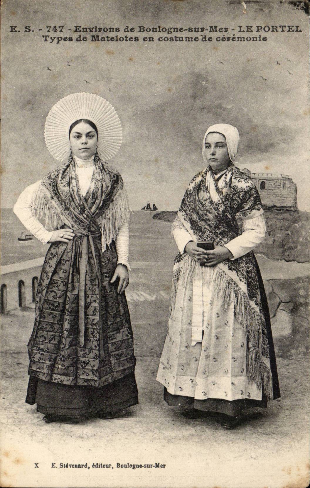 CPA Environs de Boulogne sur Mer Le Portel Types de matelotes en costume de ceremonie (folklore) TOP