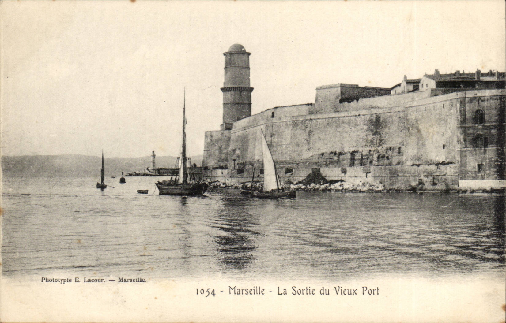 Marseille CPA La sortie du vieux port