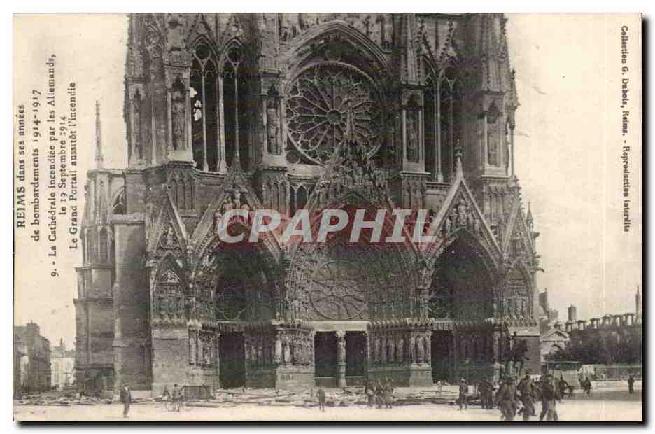 CPA Reims dans ses annees de bombardement Cathedrale incendiee par les allemands