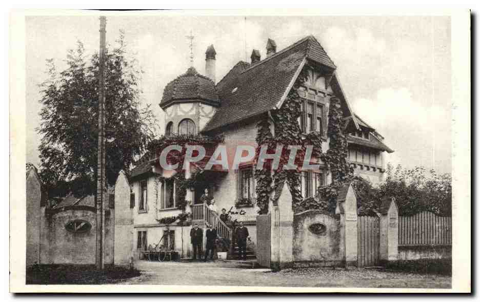 Villa à Héllinich — vue de la façade avec jardin et visiteurs — éditeur non identifié