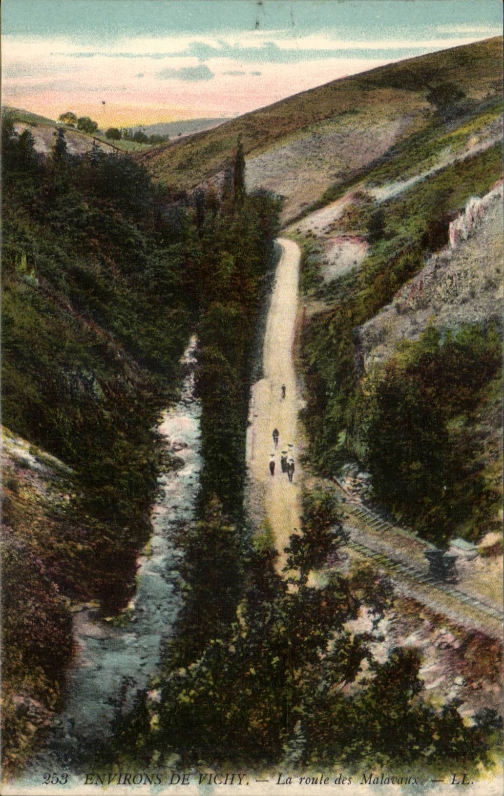 Environs de Vichy CPA La route des Malavaux